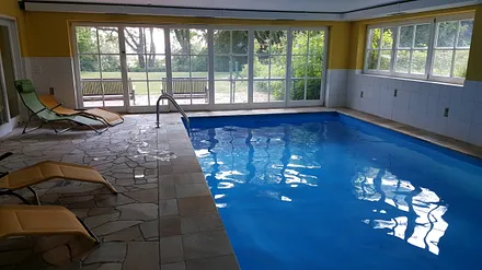 Schwimmbad mit Blick zum Garten und zum Stettiner Haff