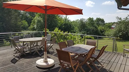 Blick von der Terrasse in den Garten