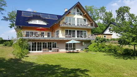 Ferienhaus von der Wasserseite, linke Wohnhälfte kleinere Wohneinheit, unten Schwimmbad