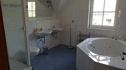 Duschbad mit Whirlpoolbadewanne