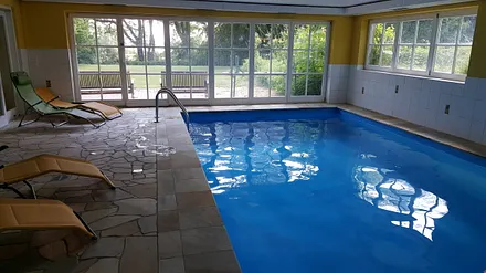 Schwimmbad mit Blick in den Garten und zum Stettiner Haff