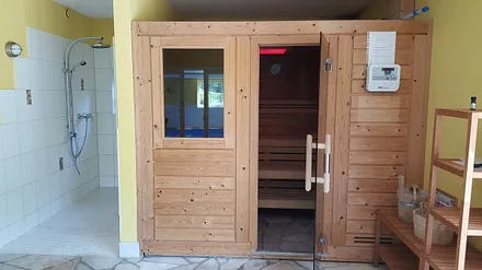 Sauna mit Duschbereich