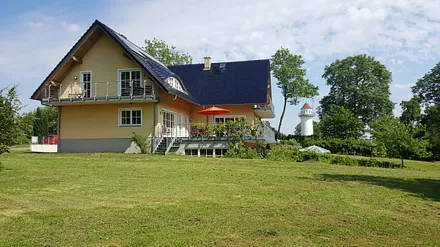 Seitenansicht mit Lotsenturm im Hintergrund