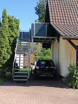 Eingang mit Parkplatz