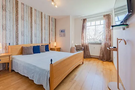 Schlafzimmer mit Doppelbett