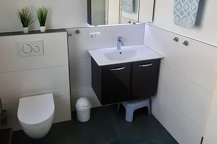 Badezimmer mit Waschbecken, Toilette und ...