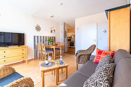 Sitzgruppe und großer Flachbildschirm