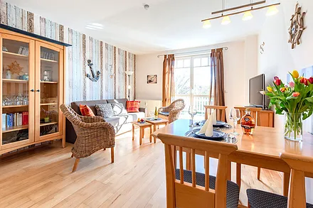 Esstisch mit Sitzgruppe im Hintergrund