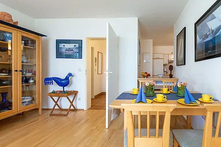 Esstisch mit Küche im Hintergrund