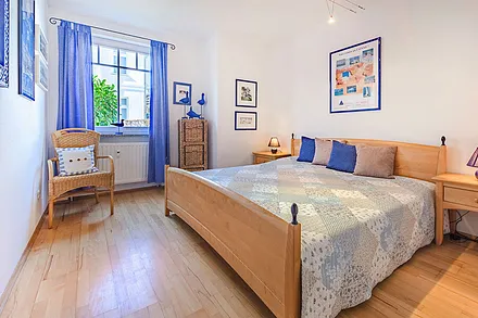 Schlafzimmer mit Doppelbett