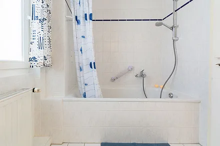 Badezimmer mit Badewanne