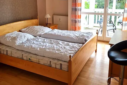 Schlafzimmer mit Doppelbett