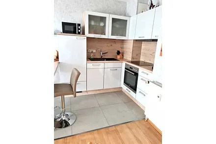 Küche mit Backofen und Mikrowelle