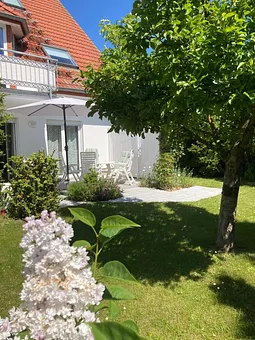 Garten mit großer Terrasse