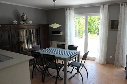 Essbereich mit Blick auf Terrasse und Garten