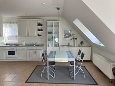 Blick auf Essbereich und Küche