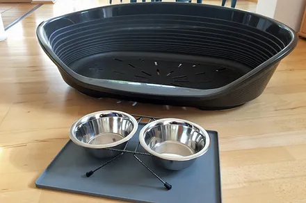 Hundeschlafplatz mit Freßtöpfen