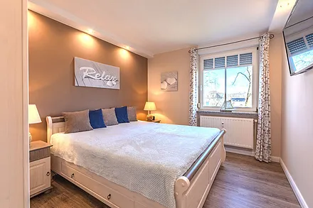 Schlafzimmer mit TV an der Wand