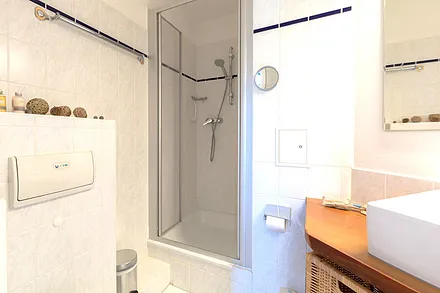 Badezimmer mit Dusche