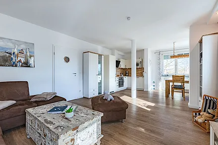 Wohnraum mit Küche im Hintergrund