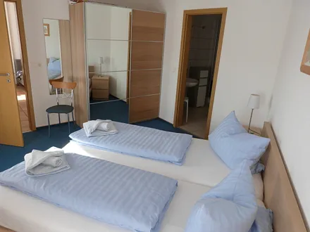 Schlafzimmer mit Blick ins Bad