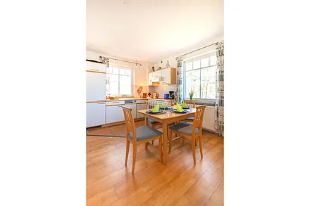 Esstisch mit Küche im Hintergrund