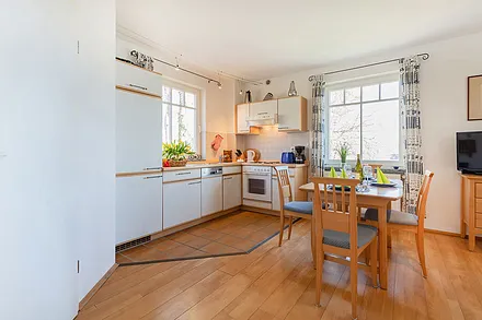 Esstisch und Küchenzeile