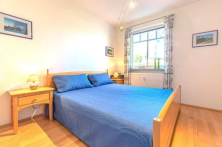 Schlafzimmer mit Doppelbett