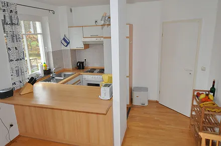 Küchenzeile und Blick Eingangsbereich