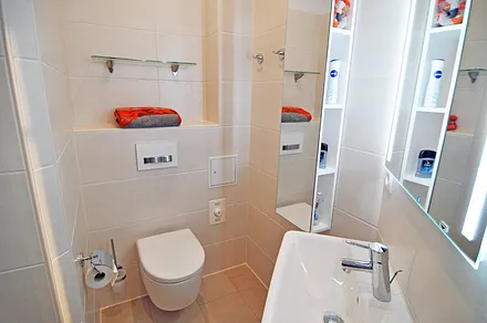 Badezimmer mit Waschbecken, WC und ...