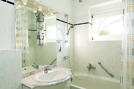 Badezimmer mit Badewanne/Dusche