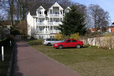 je Wohnung steht dem Gast 1 Parkplatz auf dem Gelände der Parkresidenz Concordia zur Verfügung
