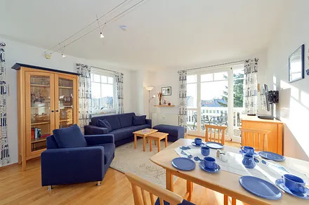 Blick in den Wohnraum, TV und Esstisch