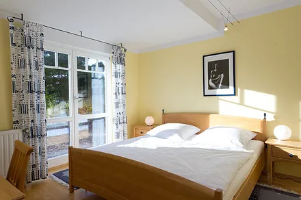 Schlafzimmer mit Doppelbett