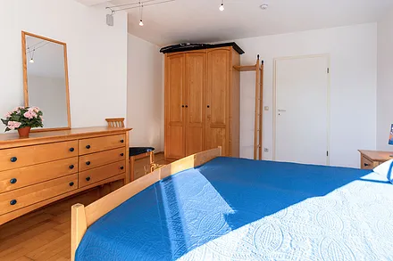 großer Kleiderschrank im Schlafzimmer