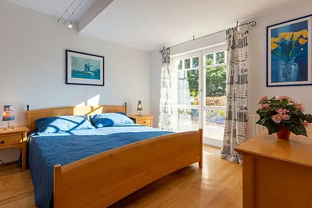 Badezimmer mit Badewanne und WC