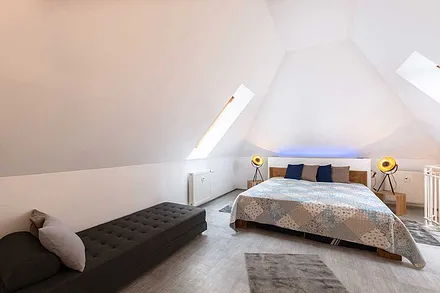 Schlafzimmer mit Doppelbett auf der Galerie