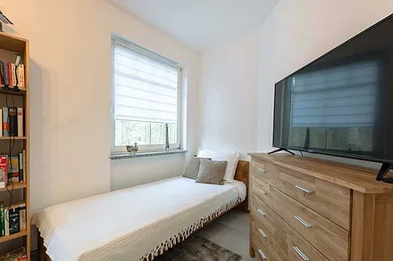 Schlafzimmer mit 2 Einzelbetten und TV