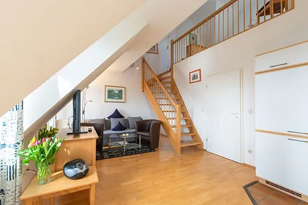 Wohnraum mit Treppe zur Galerie