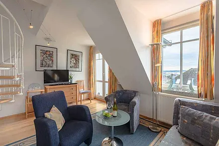 Sitzgruppe mit TV (32'' HD-Bildschirm) und Bluray