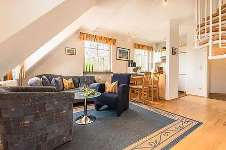 Sitzgruppe mit Blick Richtung Küche