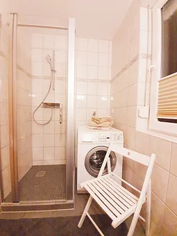 Bad (mit Waschmaschine / neue Duschkabine)