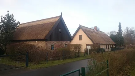 Die Ferienanlage von der Straße aus