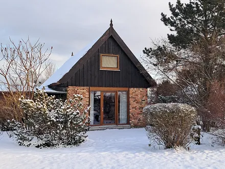 separates Haus mit Terrasse zum Garten im Winter