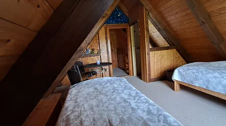 Schlafzimmer mit getrennten Betten