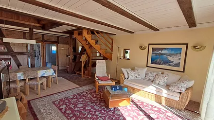 Wohnzimmer mit gemütlicher Couch und Essecke