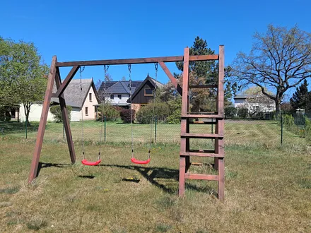 Blick von der Spielwiese zu den Häusern