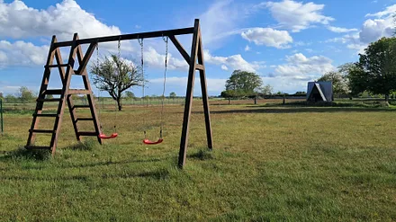 weitläufige Spielwiese in und hinter dem Garten
