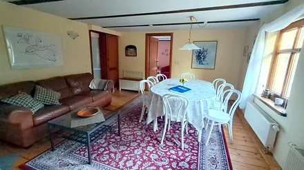 Blick ins gemütliche Wohnzimmer mit Esstisch