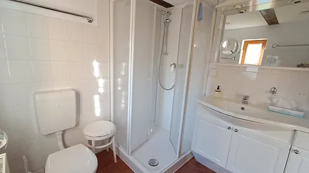 Dusche und großer Waschtisch